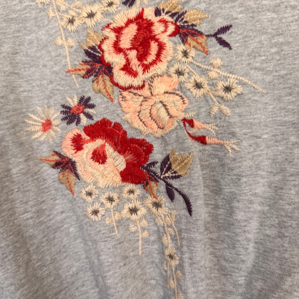 Driftwood Tie Front Tee Women Size M Grey Excellent Floral Embroidered Boho Top - Picture 5 of 9